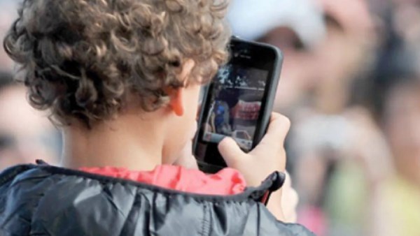 دراسة: الاستخدام المفرط لمواقع التواصل يزيد من خطر إصابة الأطفال بهذا المرض