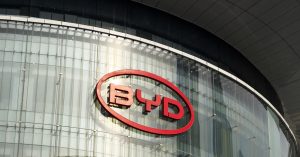 كيف جعلت شركة BYD شواحن السيارات الكهربائية تعمل بنفس سرعة مضخات الغاز تقريبًا