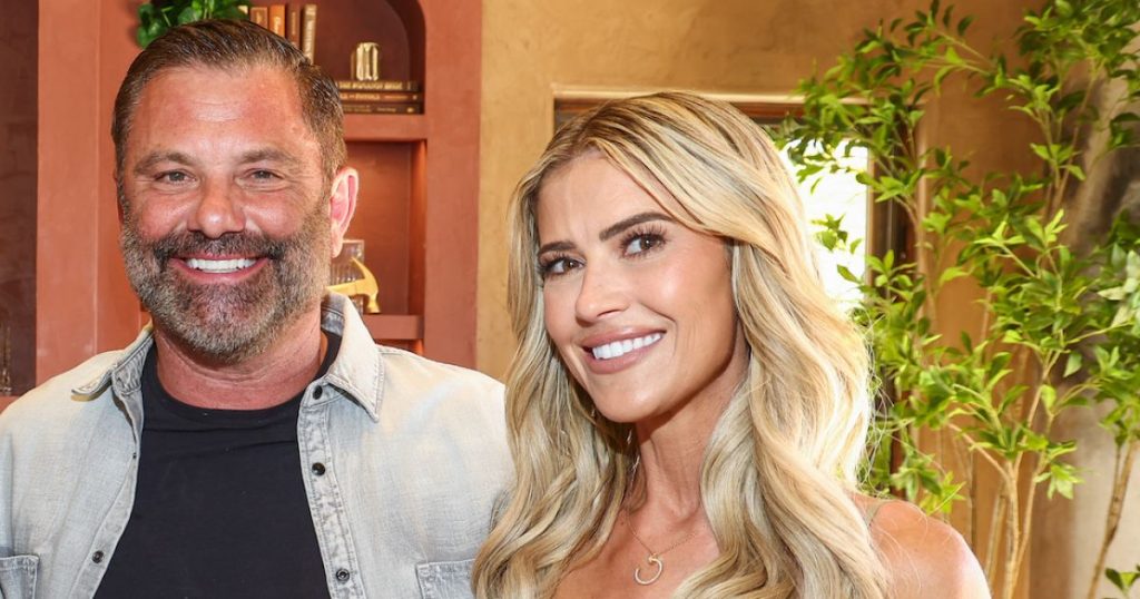 كريستينا هاك تتدفق على صديقها “الداعم” كريس لاروكا: “رجل لطيف وسهل التواجد حوله” (حصريًا)