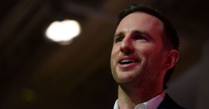 ما هو هذا الجهاز المعدني الغامض الذي يستخدمه كبير مسؤولي التصميم في الولايات المتحدة جو جيبيا؟