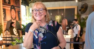 تم اختراق حساب Donna Kelce على Facebook وسط أخبار تجديد المنزل الفيروسية: “لا أعرف كيف”