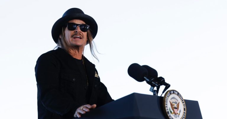 كيد روك يطلق تحقيقًا عسكريًا بعد قيامه بطائرة هليكوبتر بالقرب من منزله في تينيسي