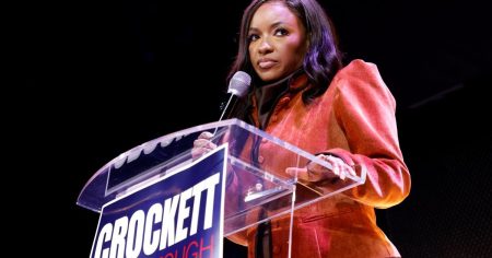 شرطة تكساس تقتل رجلاً كان ذات يوم جزءًا من فريق الأمن الخاص بالنائبة ياسمين كروكيت