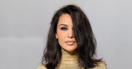 كيم كارداشيان ترتدي عدسات لاصقة باللون الأزرق في حفلة ما بعد جوائز الأوسكار لعام 2026 التي أقامتها مجلة “فانيتي فير”.