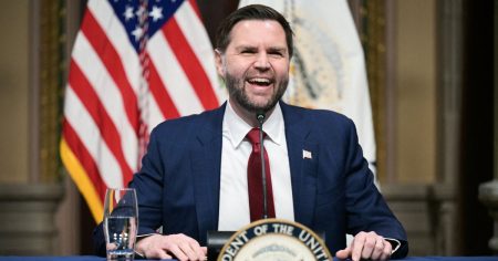 نائب الرئيس جي دي فانس يصف الأجسام الطائرة المجهولة بأنها “واحدة من حيل الشيطان العظيمة”، ويدعي أن الكائنات الفضائية شياطين