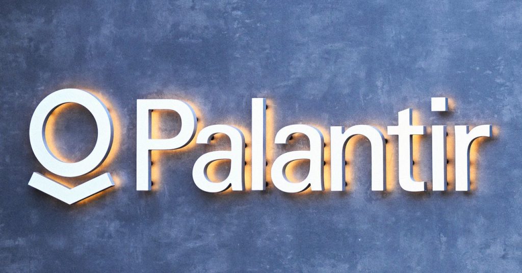 تُظهر العروض التوضيحية لشركة Palantir كيف يمكن للجيش استخدام روبوتات الدردشة المدعمة بالذكاء الاصطناعي لوضع خطط حربية