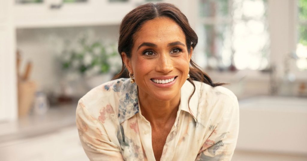 ارتدت ميغان ماركل هذه القباقيب الأنيقة غير المتوقعة في عرضها على Netflix – للبيع مقابل 35 دولارًا!