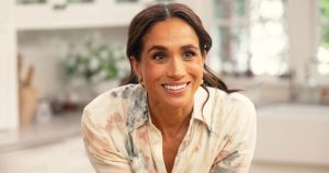 ارتدت ميغان ماركل هذه القباقيب الأنيقة غير المتوقعة في عرضها على Netflix – للبيع مقابل 35 دولارًا!