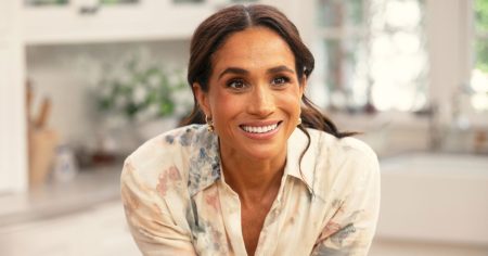 ارتدت ميغان ماركل هذه القباقيب الأنيقة غير المتوقعة في عرضها على Netflix – للبيع مقابل 35 دولارًا!