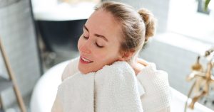 بشرة جافة ومتعرّجة؟ النساء في الأربعينيات من العمر يصفن هذا الحبر الحليبي بقيمة 15 دولارًا بأنه “مغير قواعد اللعبة”