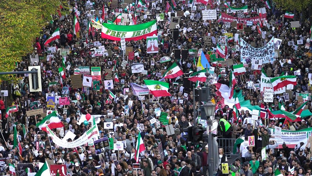 يناقش الخبراء من يجب أن يقود المعارضة الإيرانية بعد تغيير النظام