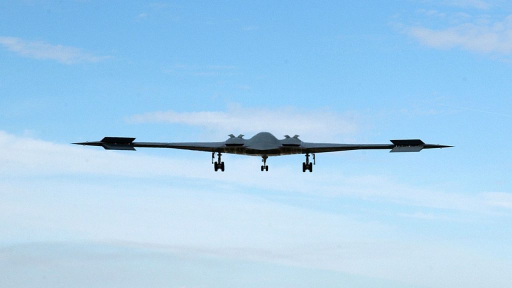 من المتوقع أن تهبط قاذفات الشبح B-2 في قواعد بريطانية لتوجيه ضربات إلى إيران