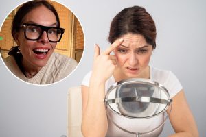 ترد امرأة على الادعاء بأن الناس “يصبحون قبيحين” في هذا العمر