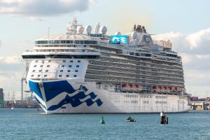 تغير سفينة الرحلات البحرية Regal Princess مسارها فجأة لإنقاذ الأشخاص الموجودين في القارب المنكوب
