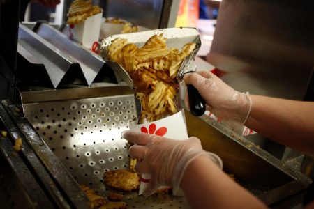 يقوم Chick-fil-A بعكس وصفة بطاطس الوافل بهدوء بعد رد فعل عنيف
