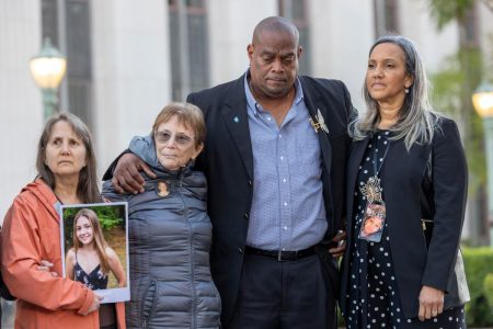 يضغط الآباء من أجل اتخاذ إجراء تشريعي بعد حكم محكمة ميتا: “يجب أن تكون الهواتف غير قانونية للأطفال حتى يبلغوا 18 عامًا!”