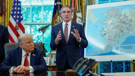 يصل دوغ بورغوم إلى فنزويلا لإجراء محادثات حول المعادن الأرضية النادرة مع المسؤولين