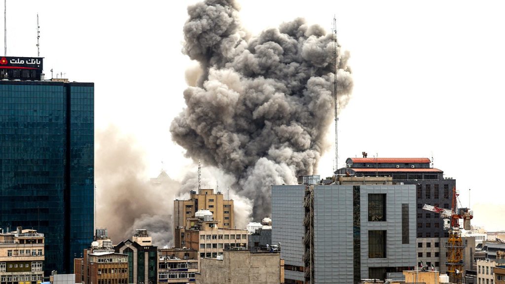 إسرائيل تقصف تجمعاً في طهران لاختيار خليفة آية الله خامنئي