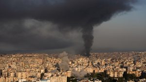 خبير: حزب الله يعلن استعداده لـ”حرب مفتوحة” مع إسرائيل وسط التصعيد