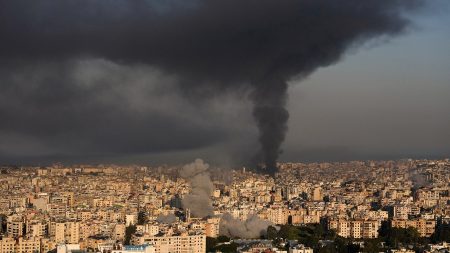 خبير: حزب الله يعلن استعداده لـ”حرب مفتوحة” مع إسرائيل وسط التصعيد