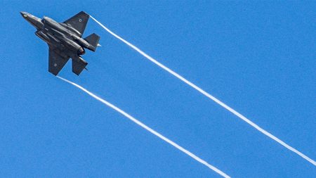 إسرائيل F-35I تسقط طائرة ياك 130 الإيرانية في معركة تاريخية أولاً
