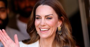 كيت ميدلتون تنسق فساتينها المريحة مع هذه الأحذية ذات الكعب العالي المريح والتي يقل سعرها عن 100 دولار