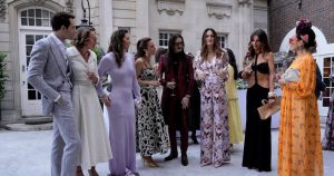 طاقم عمل فيلم “Ladies of London” وخطوط اللباس الداخلي المرئية تجلب الدراما في عرض منتصف الموسم الصادم (حصريًا)