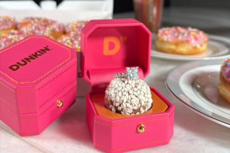 تقدم شركة Dunkin علب خواتم “I Dough” وكعكة الزفاف Munchkins مجانًا