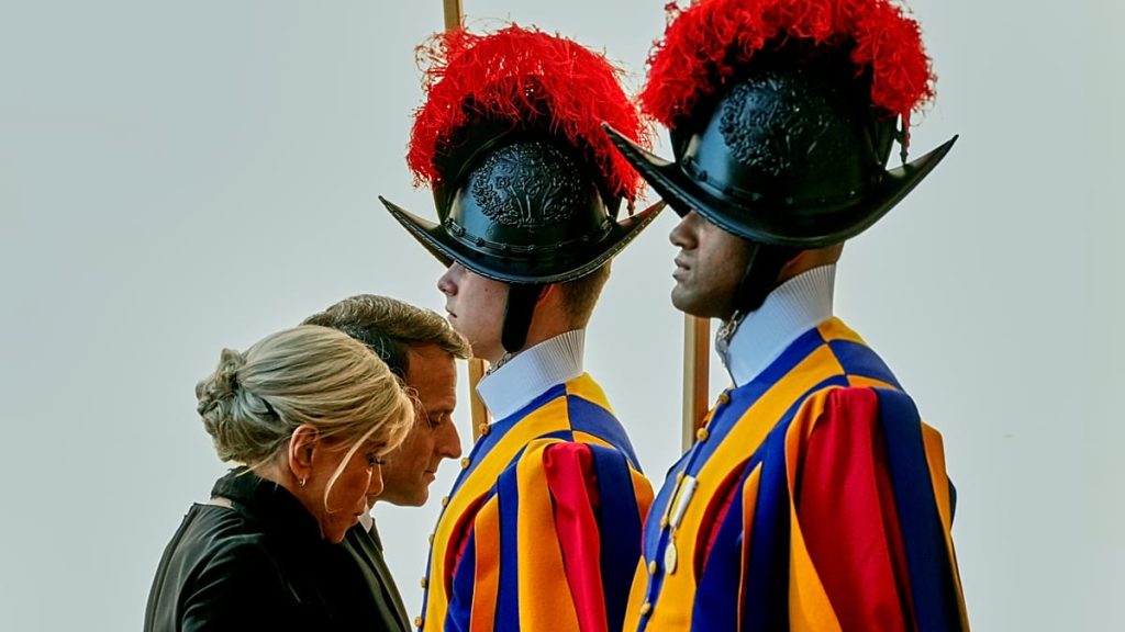 ماكرون والبابا ليو الرابع عشر يعقدان أول لقاء بينهما في الفاتيكان