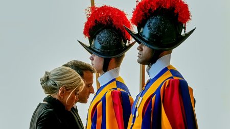 ماكرون والبابا ليو الرابع عشر يعقدان أول لقاء بينهما في الفاتيكان