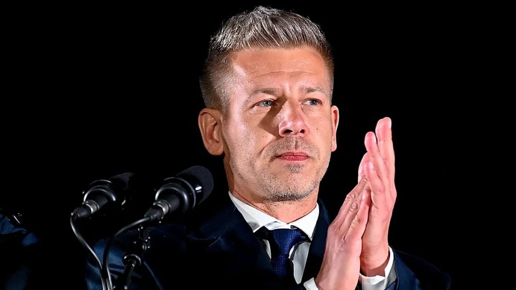 رئيس الوزراء المجري الجديد بيتر ماجيار يطالب بمغادرة “دمى أوربان” مناصبهم