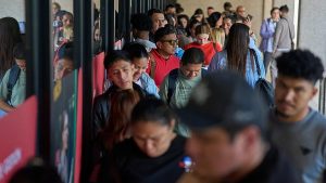 ضباط الهجرة في إسبانيا يلغون إضرابهم بعد التوصل إلى اتفاق لتخفيف عبء العمل الناجم عن العفو الجماعي عن المهاجرين