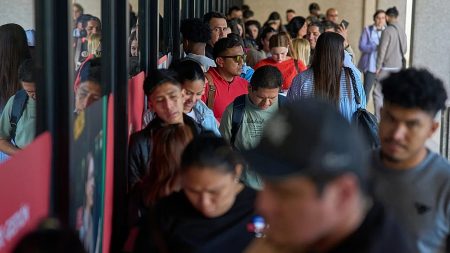 ضباط الهجرة في إسبانيا يلغون إضرابهم بعد التوصل إلى اتفاق لتخفيف عبء العمل الناجم عن العفو الجماعي عن المهاجرين