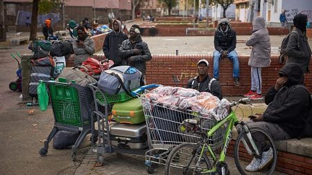 إسبانيا تضع اللمسات الأخيرة على إجراءات العفو لمنح الوضع القانوني لما يصل إلى 500 ألف مهاجر