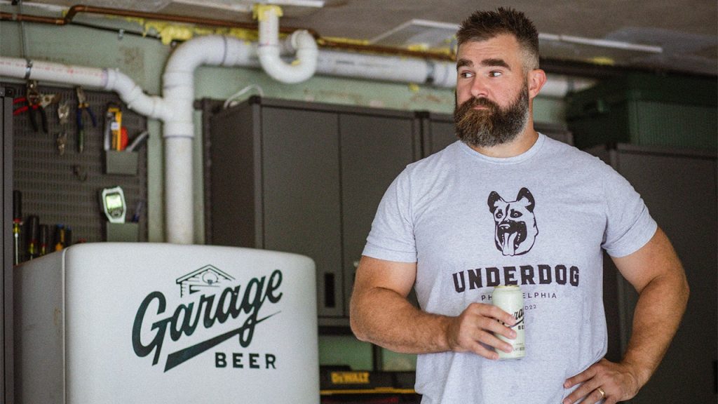 تتعامل أراضي Garage Beer التابعة لـ Kelce Brothers مع ماركة ملابس الجولف قبل Masters