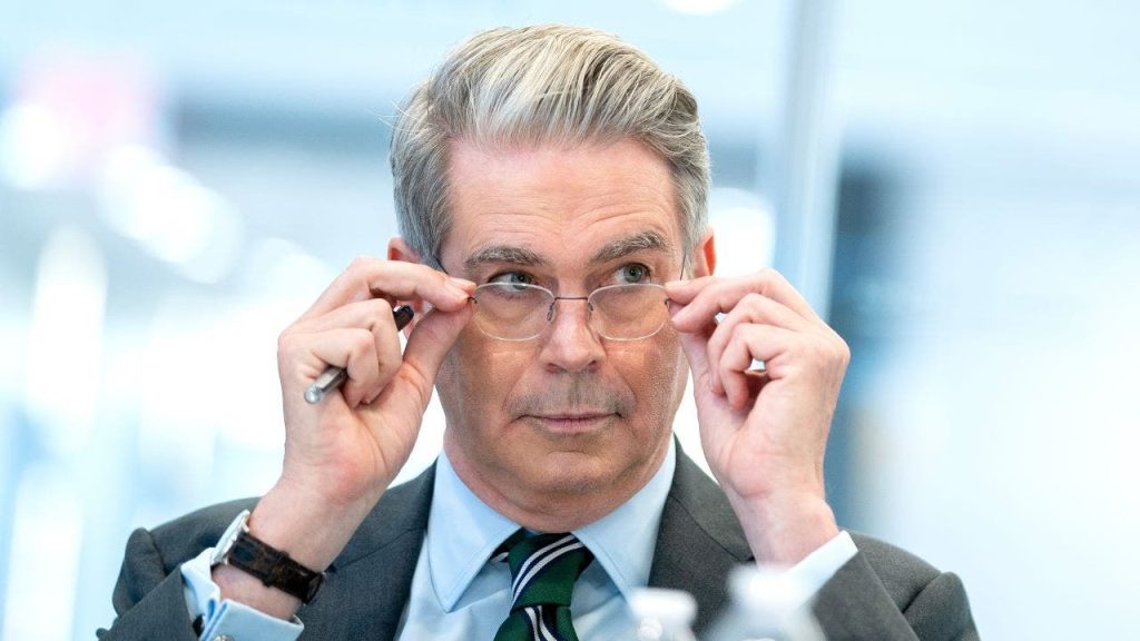 ويحذر بيسنت محطات الوقود من أن الأسعار يجب أن تنخفض بنفس سرعة ارتفاعها