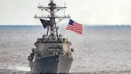 إعلام إيراني ينشر تسجيلا.. تحذير مباشر لمدمرات أمريكية في مضيق هرمز