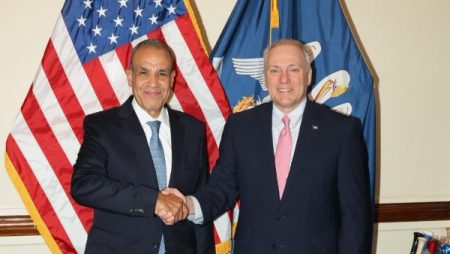 وزير الخارجية يلتقي زعيم الأغلبية الجمهورية بمجلس النواب الأمريكي