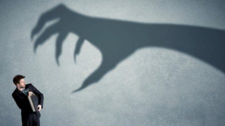 استشاري علاقات أسرية: الخوف من الأب ينتج أطفالا ضعاف الشخصية