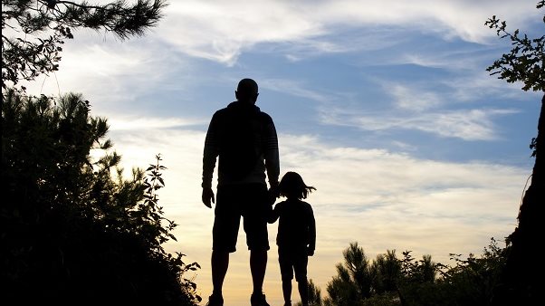 محامٍ: وصاية الجد على الأبناء ليست مطلقة.. ورغبة الأب تُقدَّم قانونًا