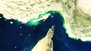 خلال 24 ساعة .. عبور 20 سفينة تجارية من مضيق هرمز