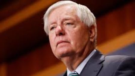 سيناتور أمريكي: ترامب مستعد لاستخدام القوة العسكرية ضد إيران إذا لم تُنهِ إغلاق مضيق هرمز