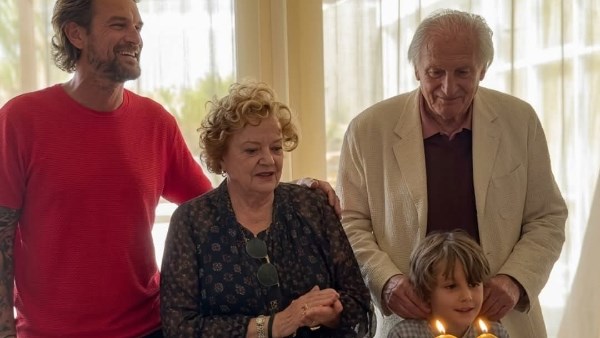 بـ تيشيرت الأهلي.. مانويل جوزيه يحتفل بعيد ميلاده الـ80 | صور