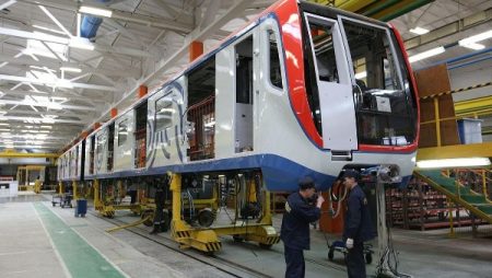 مصر تدخل عصر صناعة القطارات.. مصنع بورسعيد يطلق أول قطار محلي خلال أشهر.. والمحافظ يؤكد: ندعم الصناعة الوطنية لتحقيق التنمية