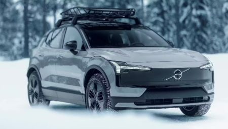 فولفو تكشف الستار عن سيارتها الكهربائية EX30 الجديدة.. صور