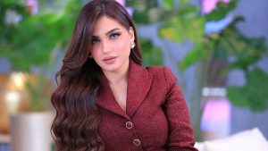 فستان لافت .. ياسمين عز تستعرض جمالها