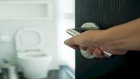 هل إغلاق باب الحمام يمنع دخول الجن غرفة النوم؟