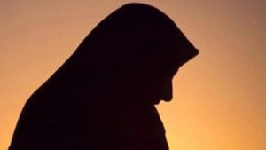 هل الدم النازل على المرأة الكبيرة يمنع من الصلاة والصيام؟.. الإفتاء تجيب