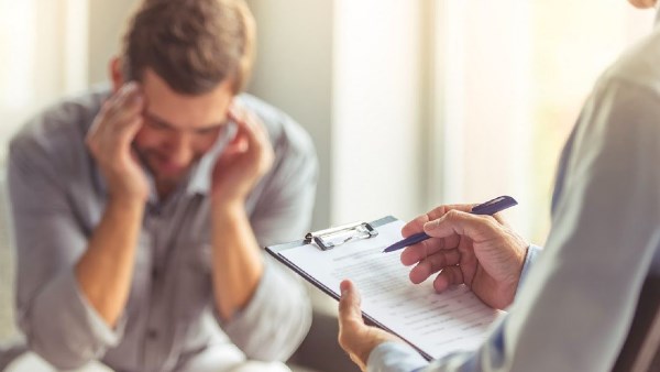 حماية المرضى أولًا .. ماذا يعني تشديد شروط مُزاولة العلاج النفسي؟