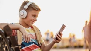 أوروبا تتجه لفرض سن أدنى لمستخدمي السوشيال ميديا.. ووكيل اتصالات النواب: سنتواصل مع مسئولي المنصات الإلكترونية